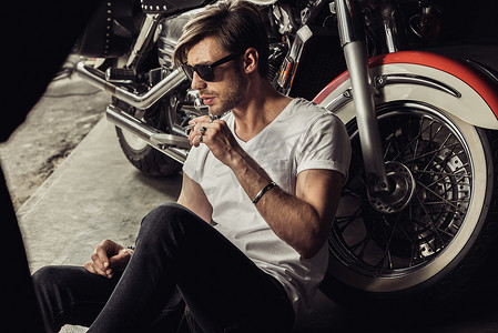 时尚与摩托车的男人 