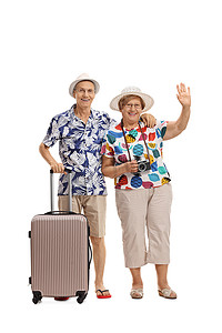 男性游客挥舞着的手提箱和女性旅游