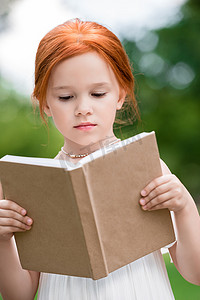 小女孩在看书