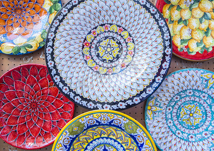 在市场的波西塔诺意大利展出多彩陶瓷板 
