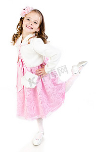可爱微笑的小女孩，在孤立的粉色公主裙