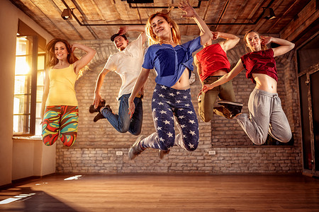 舞者团队-年轻的舞蹈家人们在音乐中跳跃
