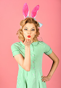 滑稽的图片妇女在海报礼服, 兔子耳朵.