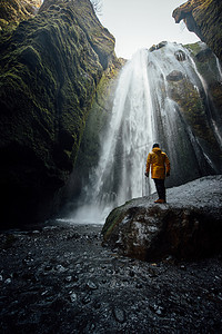 探索冰岛的人。流浪探险家发现冰岛自然奇观