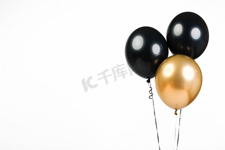 三个气球，黑色和金色，分开在白色的背景上，上面有文字的位置.