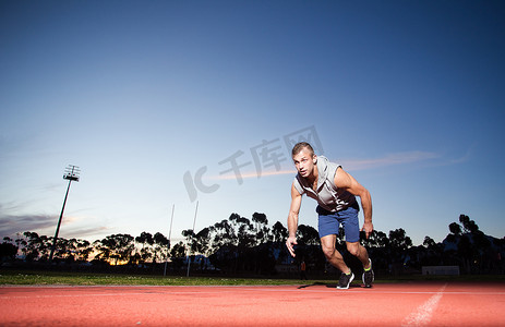 健身模型摄影照片_男性健身模型训练短跑