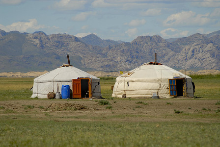 在 Elsen Tasarhai 谷，蒙古两个蒙古包.