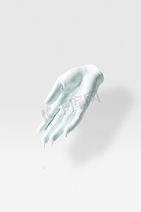 白色的白色颜料在人体手臂形状的雕塑