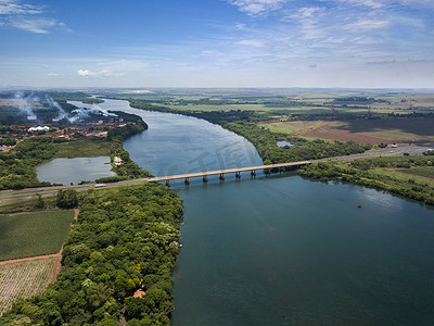 萨波洛和米纳斯吉拉斯州之间的桥梁。葡萄牙的大河或格兰德河。2018年10月