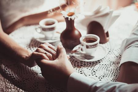 白之恋人爱喝咖啡，在咖啡厅，持有对方是手.