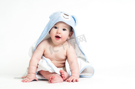 可爱的宝宝，在白色背景上分离出的一条毛巾