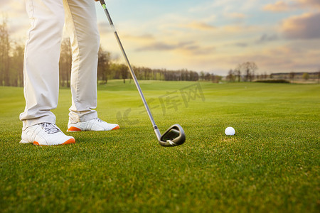 高尔夫摄影照片_高尔夫球杆和草地球