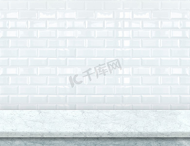 白色大理石台面摄影照片_空白色大理石台面与光泽的白色瓷砖外墙