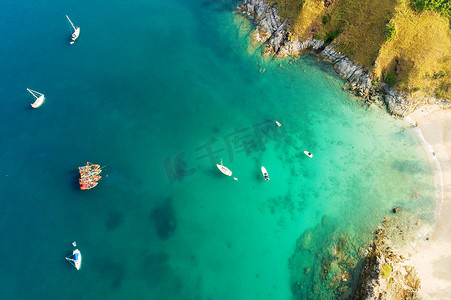 空中射击的美丽的海湾自然景观与游艇和清澈的海水，碧绿的水与在普吉岛的潜水船。无人机照片.