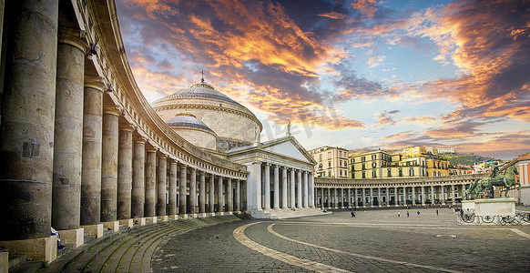 意大利那不勒斯（那不勒斯）的公民投票广场（Piazza del Plebiscito），日落时的主要广场。San Francesco di Paola教堂和查尔斯三世神像