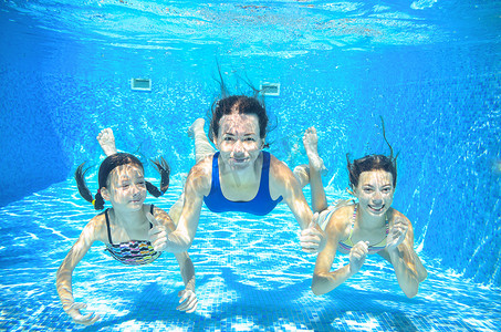 sport摄影照片_Family swim in pool underwater, happy active mother and children have fun under water, kids sport on family vacation