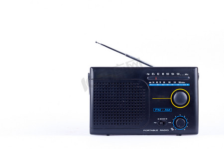 白色背景隔离的老式黑色复古AM 、 FM便携式无线电晶体管接收机 