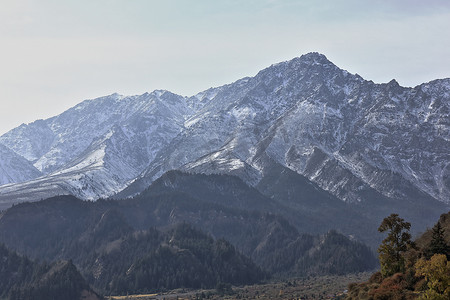 马蹄爆珠摄影照片_小雪下的祁连山，从铺面的小径上可以看到，一直通到马太四马蹄寺的三十三个天顶。苏南玉格尔自治县-张业-甘肃省.