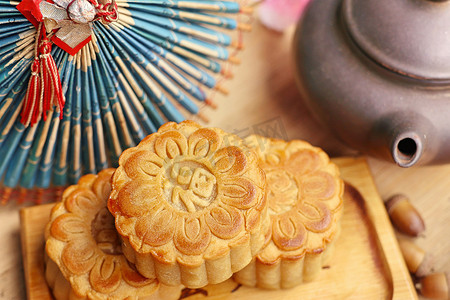 中秋节吃月饼与热茶