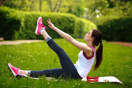 嬉戏的年轻女子，拉伸，在公园里锻炼健身