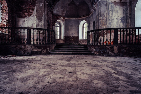 拉脱维亚一个古老的废弃教堂的内部, galgauska-光闪耀通过窗口, 后启示录, 绝望的复古看