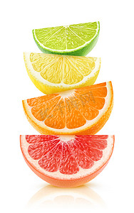 孤立的柑橘果楔。柚子, 橙, 柠檬和石灰在彼此的顶端被隔绝在白色背景与修剪路径的片断