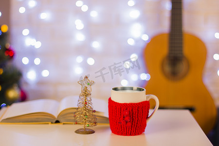 圣诞背景与吉他。仍然生活在家庭内部