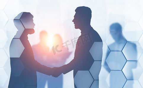 商务人士与背景同事握手的剪影, 六角形图案的双重曝光。伙伴关系的概念。色调的图像