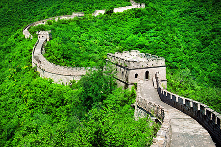 长城竖图摄影照片_中国的长城。 4.中国的长城是由一系列石头砌成的防御工事