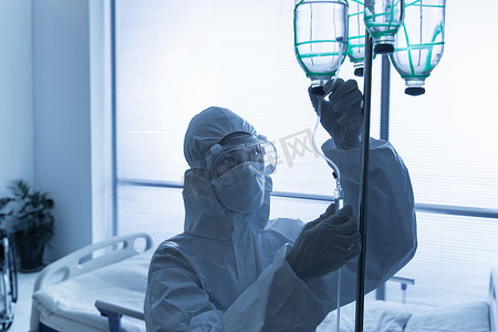 医务人员职业防护摄影照片_在病房里工作的医务工作者