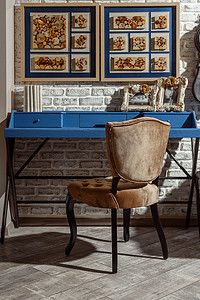现代复古风格客厅的内部与蓝色桌, 椅子和相片在框架里