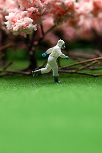 抽象树林摄影照片_樱花树下的医护人员奔跑的身影