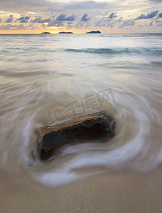 岩石和波浪在婆罗洲，沙巴，马来西亚的海滩