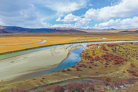 秋季黄河草原上的河流
