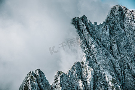 山在云彩在 Ellmauer 暂停, 狂放的凯撒山奥地利-接近 Gruttenhuette, 去, 蒂罗尔, 奥地利-徒步旅行在欧洲的阿尔卑斯