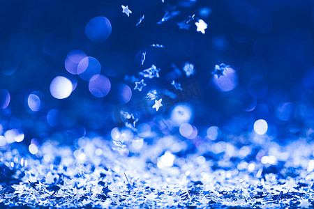 圣诞背景与下落的蓝色闪亮的五彩纸屑星