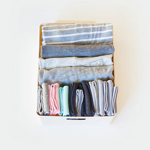折叠床详情摄影照片_篮子或盒子, 整齐折叠的五颜六色的袜子。袜子或衣服