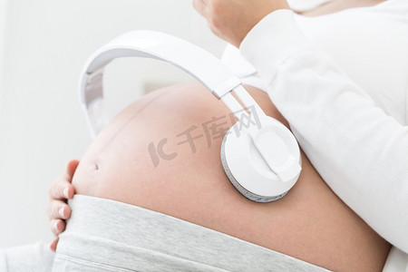 孕妇听音乐莫扎特效果良好的胎儿使用耳机连接到胃, 经典放松音乐的婴儿在怀孕期间, 旋律声音为胎儿发育