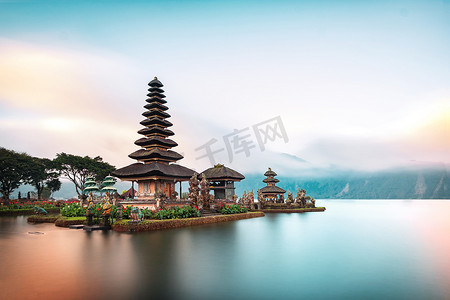 印度尼西亚摄影照片_Ulun Danu Beratan寺是印度尼西亚巴厘岛Beratan湖西侧的一个著名地标.