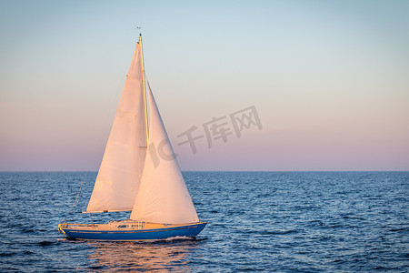 帆船主题摄影照片_blue sailboat in the ocean
