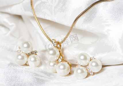 在白色背景上的美丽珍珠首饰