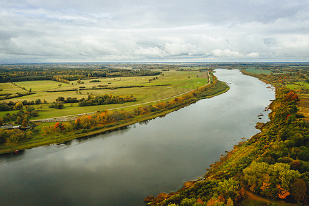河岸摄影照片_拉脱维亚Gauja国家公园沙崖和河岸的空中景观