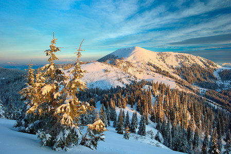 山和阳光摄影照片_冬山和雾