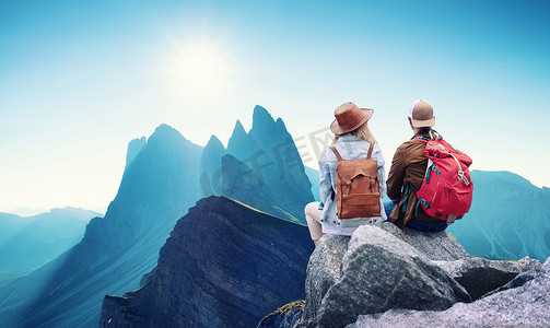 游客夫妇看山的风景。与团队合作的旅行和积极的生活理念。在山区探险和旅行