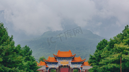垃圾堆积成山摄影照片_云南大理崇圣寺对成山云朵的中国传统建筑观