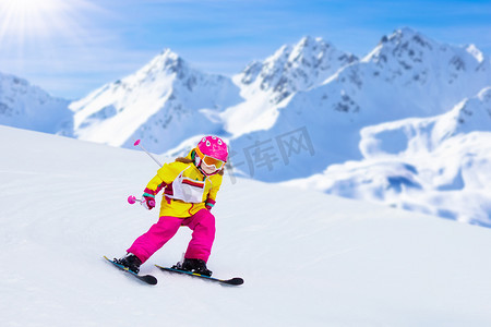 滑雪摄影照片_滑雪和雪的乐趣。孩子们滑雪儿童冬季运动.