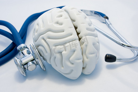 精神和心理健康的诊断和治疗概念。空脑解剖模型是在白色背景和他的诊断听诊器。神经系统疾病的测定