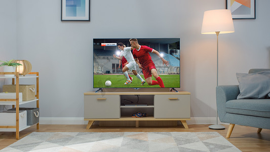 用足球赛拍的电视。舒适明亮的客厅，椅子和灯在家里打开.