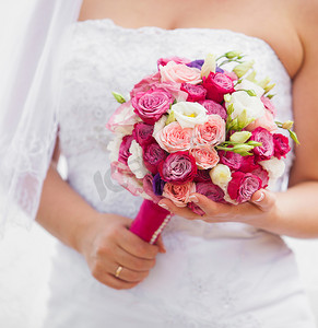 婚礼花束的玫瑰和桔梗在新娘的手