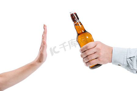 妇女拒绝瓶啤酒查出的白色的裁剪图像